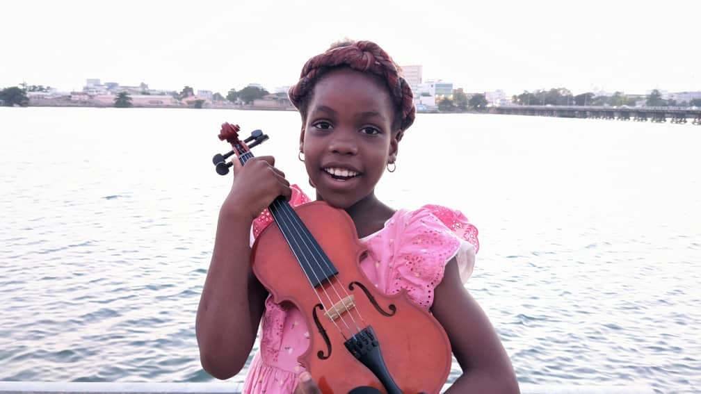 Enfants apprenant la musique classique au Bénin — programme Les Virtuoses